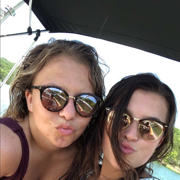 Meet your Posher, Hannah - Picture 1 of 4